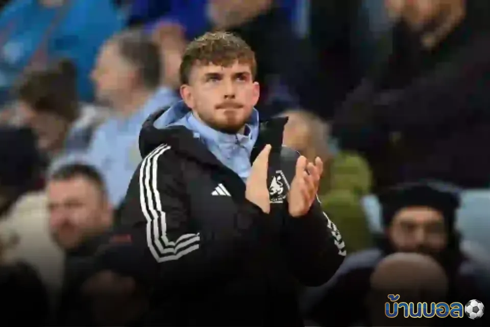 เอลเลียตต์ร่วมแคมเปญคริสต์มาสของทีม ถึงแม้อนาคตกับวิลล่าจะยังไม่ชัด